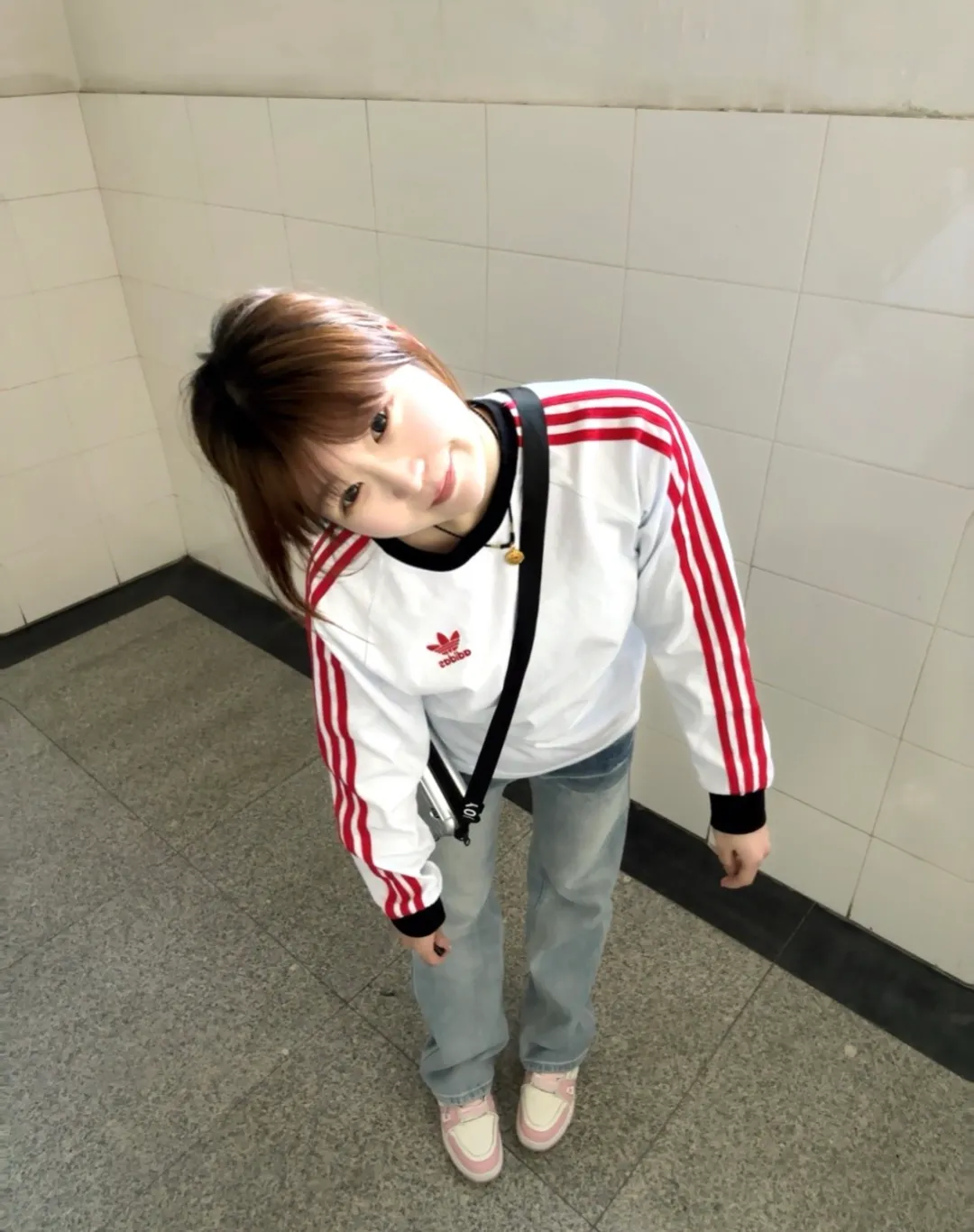 Watermark-free upper body rendering 𝟬𝟱𝟰𝟰𝟲# Exclusive real shot/difference between various stolen pictures and online version on the market [𝗮𝗱𝗶𝗱𝗮𝘀 Adidas clover long-sleeved T-shirt, made of soft cotton fabric, skin-friendly, Breathable, super comfortable to wear. ✅Full set of 1:1 customized accessories ➕Customized three-label ➕𝗬𝘂𝗮𝗻 version of the hang tag ➕𝗹𝗼𝗴𝗼 packaging bag🔥 ➕Scan the tag to enter the official website. ✅Top version, ins Xiaohongshu Kuaishou Got something = lots of bloggers are wearing it. ✅Adidas’ absolute Hot Sale star Same Style Details are online, feel free to compare! The iconic clover logo embellishes the chest, highlighting the brand's charm. Fixed color and classic three-bar stripes, classic will never go out of style! Versatile is not picky, the original model is perfect for the upper body, so buy it with your eyes closed! ✅The striped elements on both sides of the sleeves add a sporty and fashionable feel, making it easily adaptable to various sports or daily leisure scenes. Whether you are running for fitness or hanging out on the street, it can keep you full of energy without losing the sense of fashion. ✅Complete sizes to meet the needs of different body shapes! Color; white with red Size S-3XL